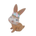 Iepuras de ceramica maro cu coronita de flori 10.5cm